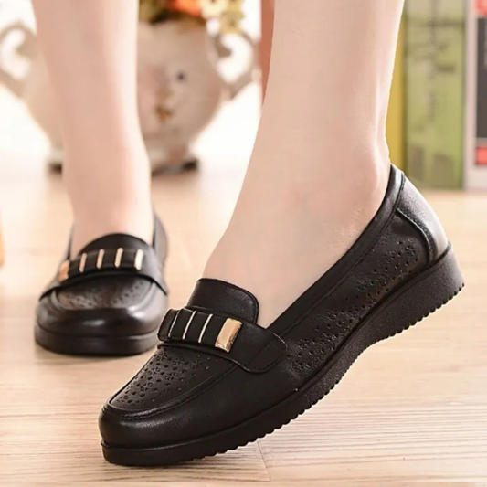 حذاء نسائي  بتصميم جديد، مصنوع من الجلد الطبيعي